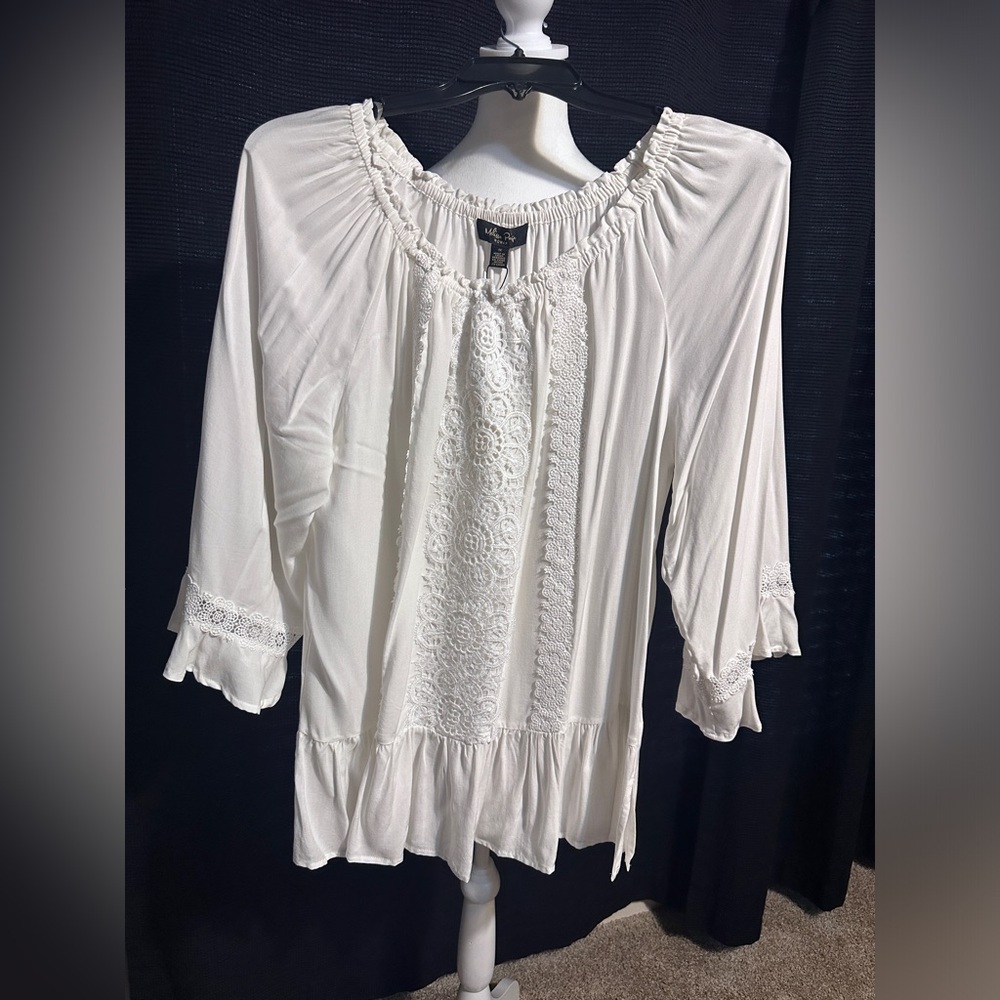 Melissa Paige, size 1x, NWT, with decorative lace down front & on sleeves